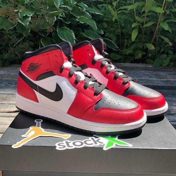 Nike air Jordan 1 mid chicago black toes - Picture 1 of 3